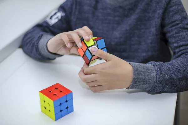 Perm Rússia Setembro 2019 Cubo Rubik Nas Mãos Menino Criança — Fotografia de Stock