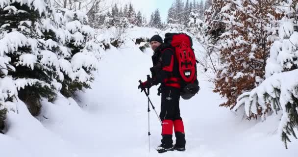 Человек Поднимается Снежному Склону — стоковое видео