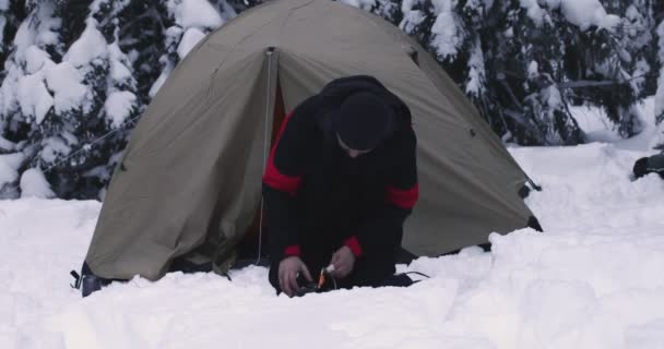 Seorang Pria Hutan Musim Dingin Dengan Ransel — Stok Video