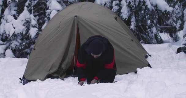 Человек Возле Палатки Готовит Еду — стоковое видео