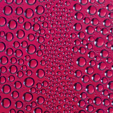 Kırmızı arkaplanda su damlaları