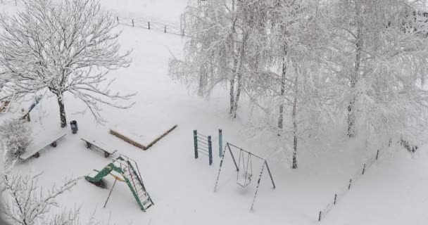 Lekplats Vintertäckt Snö — Stockvideo