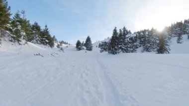Kış yürüyüşünde yokuş yukarı tırmanmak. Birinci şahıs atışı. Pov