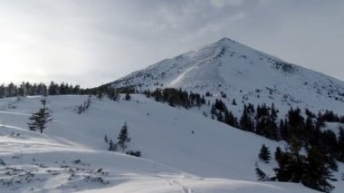 Kırmızı ceketli bir turist yokuş yukarı çıkıyor. Pan