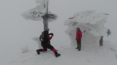 İki adam Petros Dağı, Karpatlar ve Ukrayna 'da fotoğraf çekiyor.