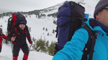 Turistler kış yürüyüşünde rota boyunca giderler. İlk ateş eden kişi. POV