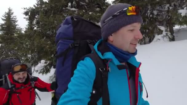 観光客は冬のハイキングでルートに沿って行きます 一人目が撃たれた Pov — ストック動画