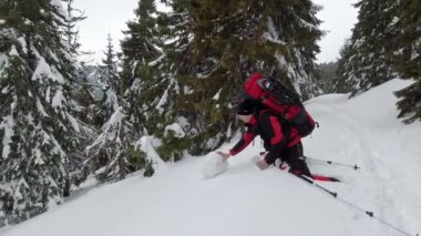 Yokuştan aşağı yuvarlanan bir turist tarafından fırlatılan kartopu