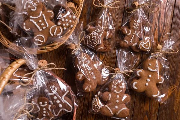 Kahverengi arka planda zencefilli ekmek adam. Zencefilli ekmek ambalajı şeffaf paketle kahverengi arka planda hediye olarak paketlenmiş.. 