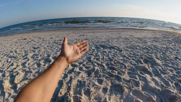 Рука Вказує Безлюдне Узбережжя Море Широкі Кутові Лінзи — стокове фото
