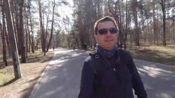 Чоловік на велосипеді з сонцезахисними окулярами робить селфі-відео — стокове відео