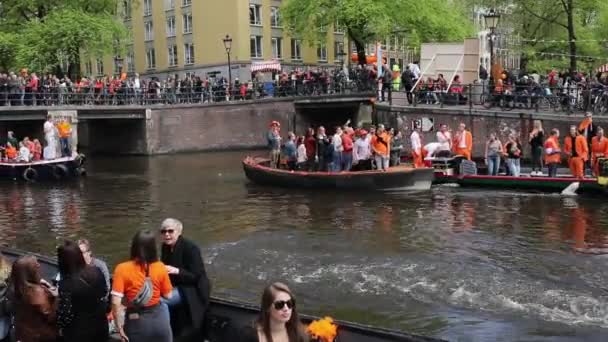 Amsterdã Holanda Abril 2018 Pessoas Barco Celebram Dia Rei Cidade — Vídeo de Stock