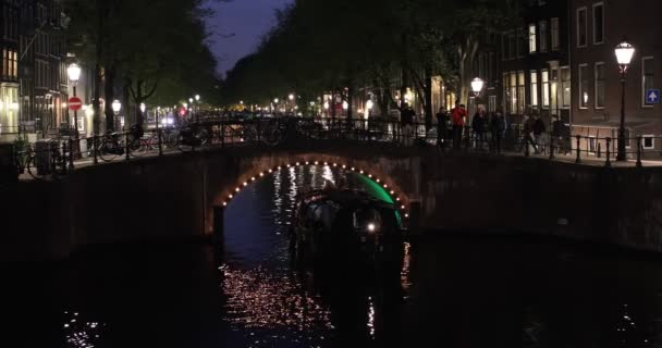 オランダのアムステルダムの運河沿いの堤防 — ストック動画