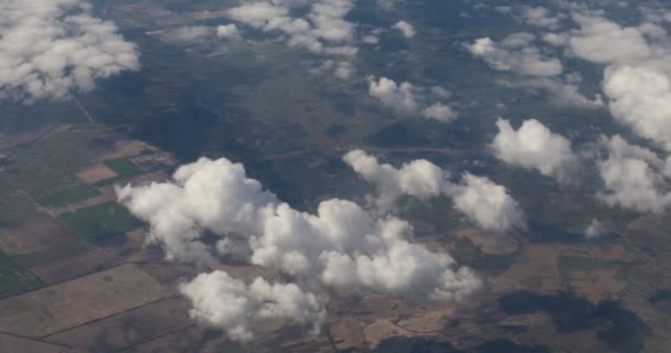 Pasando Nubes Por Encima Del Suelo Vista Desde Plano — Vídeos de Stock