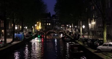Geceleri Amsterdam 'da tekneli kanallar.