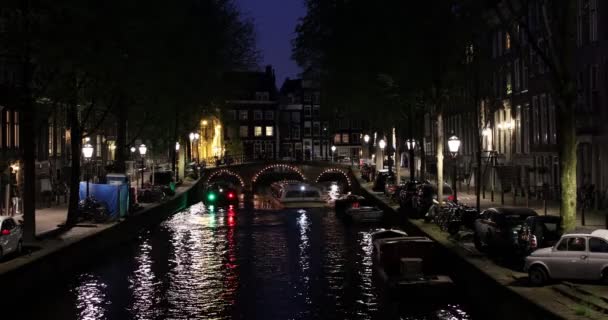 晚上在阿姆斯特丹有船的运河 — 图库视频影像