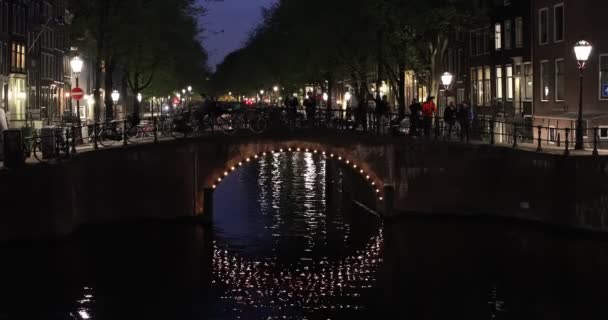 荷兰阿姆斯特丹一条运河上的一座光彩夺目的桥 — 图库视频影像