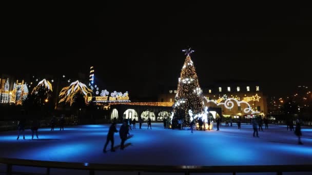 Weihnachtseisbahn Abend Menschen Fahren Den Weihnachtsbaum — Stockvideo