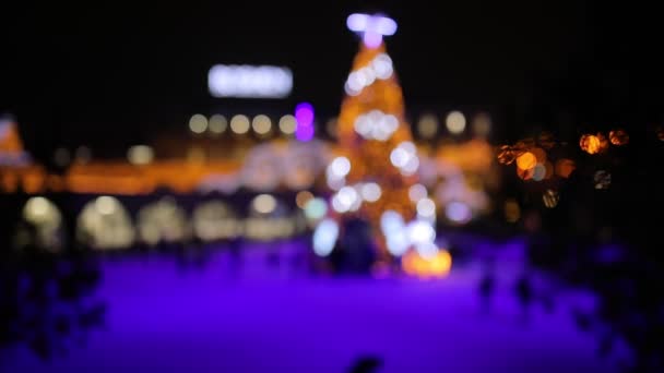 用圣诞树去冰溜冰场 人们骑在溜冰场上 — 图库视频影像
