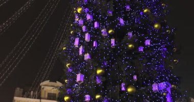 Ana Noel ağacında parlayan Noel ağacı süslemeleri