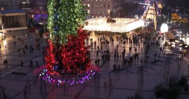  Ukrayna 'nın Kiev kentindeki Sofievskaya Meydanı' nda insanlar Noel pazarında ve Noel ağacında yürüyor. Kiev 'deki Sophia çan kulesinden Noel ağacı ve panayır manzarası.