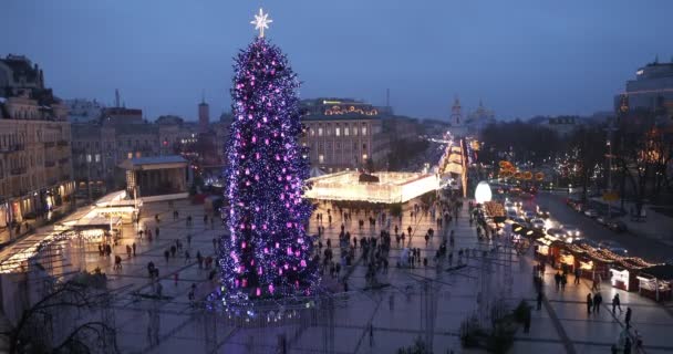 Karácsonyfa Karácsonyi Vásár Szofjevszkaja Téren Kijevben Emberek Sétálnak Karácsonyi Piacon — Stock videók
