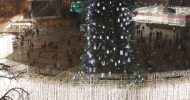KIEV, UKRAINE 6 HAZİRAN 2018: Kiev 'deki Sofievskaya Meydanı' nda Noel ağacı ve Noel pazarı. İnsanlar Noel pazarında ve Noel ağacında dolaşıyorlar..