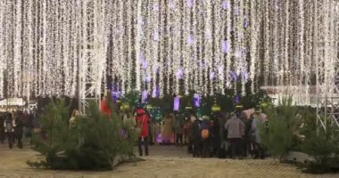 KIEV, UKRAINE 6 Ocak 2018: Kiev 'deki Sofievskaya Meydanı' nda Noel çelengi. İnsanlar Noel ağacının yanında fotoğraf çekip meydanda dolanıyorlar..