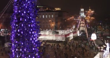 KIEV, UKRAINE 6 HAZİRAN 2018: Kiev 'deki Sofievskaya Meydanı' nda Noel ağacı ve Noel pazarı. İnsanlar Noel pazarında ve Noel ağacında dolaşıyorlar..