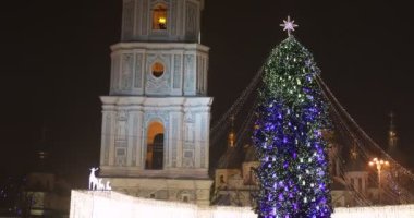 KIEV, UKRAINE 6 HAZİRAN 2018: Kiev 'deki Sofievskaya Meydanı' nda Noel ağacı ve Noel pazarı. İnsanlar Noel pazarında ve Noel ağacında dolaşıyorlar..