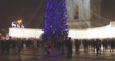 KIEV, UKRAINE 6 HAZİRAN 2018: Kiev 'deki Sofievskaya Meydanı' nda Noel ağacı ve Noel pazarı. İnsanlar Noel pazarında ve Noel ağacında dolaşıyorlar..