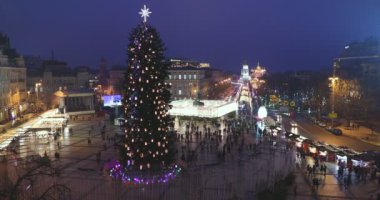 KIEV, UKRAINE 6 HAZİRAN 2018: Kiev 'deki Sofievskaya Meydanı' nda Noel ağacı ve Noel pazarı. İnsanlar Noel pazarında ve Noel ağacında dolaşıyorlar..