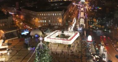 Kiev 'deki Sophia çan kulesinden Noel ağacı ve panayır manzarası. 