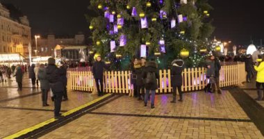 KIEV, UKRAINE 6 HAZİRAN 2018: İnsanlar Noel ağacının yanında fotoğraf çekip meydanda yürüyorlar. Kiev 'deki Sophia Meydanı' nda Noel ve yeni yılı kutluyoruz. İnsanlar meydanda yürüyor, hediyelik eşya ve sıcak şarap alıyor..