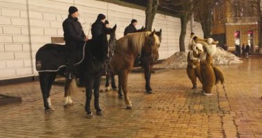 KIEV, UKRAINE 6 HAZİRAN 2018: Noel arifesinde Sophia Meydanı 'nda atlı polis. İnsanlar Kiev 'de Sophia Meydanı' nda at sırtında polis yakınında fotoğraf çekiyorlar..