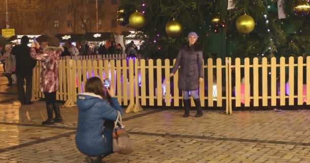 Kiev Ucrânia Janeiro 2018 Meninas São Fotografadas Perto Árvore Natal — Vídeo de Stock