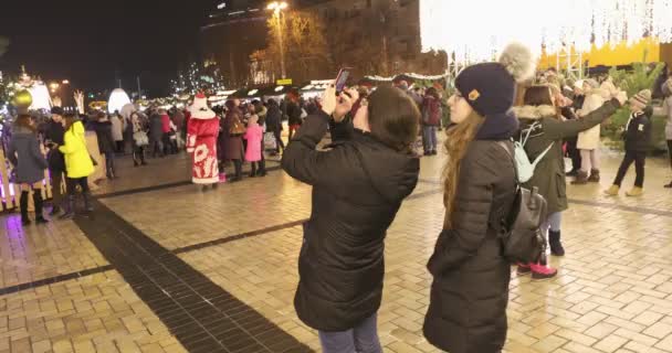 Kiev Ucrânia Janeiro 2018 Pessoas Tiram Fotos Perto Árvore Natal — Vídeo de Stock