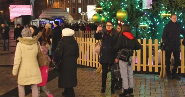 Kiev Ukraine January 2018 人们在圣诞树前拍照 然后绕着广场走 在基辅索菲亚广场庆祝圣诞节和新年 人们在广场上走来走去 买纪念品和覆酒 — 图库视频影像