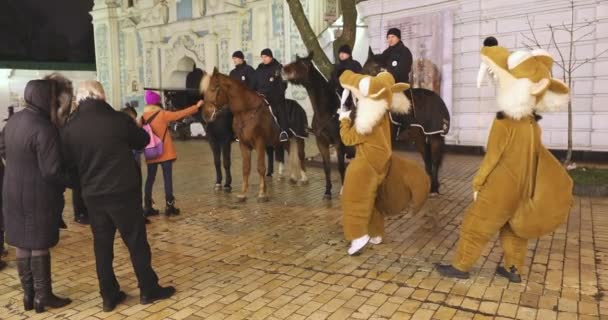 Kiev Ucrânia Janeiro 2018 Polícia Montada Praça Sophia Véspera Natal — Vídeo de Stock