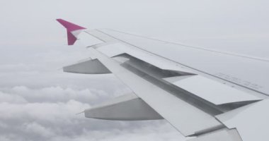 Uçak rotasında bir değişiklik sırasında uçak kanadı. 4K DCI videosu