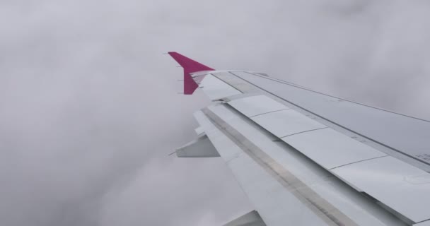 濃雲の中を飛行中の飛行機の翼を見る — ストック動画