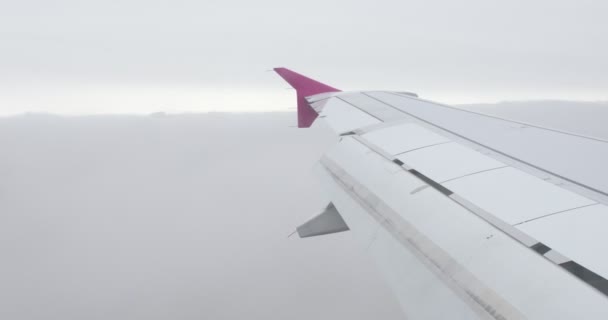 Vista Ala Avión Durante Una Aproximación Densas Nubes Vídeo Dci — Vídeos de Stock