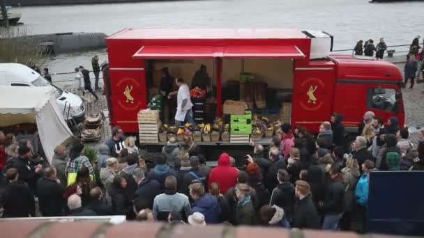 Hamburg Alemanha Março 2017 Pessoas Compram Frutas Legumes Mercado Tradicional — Vídeo de Stock