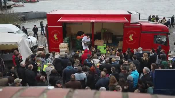 Hamburg Γερμανια Μαρτιου 2017 Άνθρωποι Αγοράζουν Φρούτα Και Λαχανικά Μια — Αρχείο Βίντεο