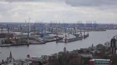 Almanya 'da bulutlu bir günde Hamburg limanının hava manzarası