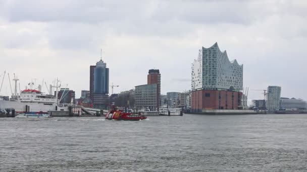 Hamburg Tyskland Mars 2017 Fritidsbåt Går Längs Elbe Bakgrunden Pauli — Stockvideo