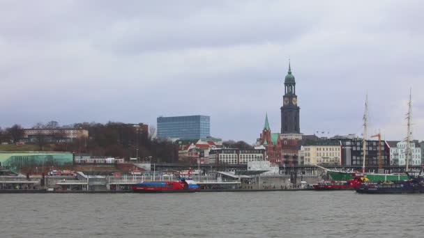 Hamburg Tyskland Mars 2017 Nöjesbåt Seglar Längs Floden Elbe Nära — Stockvideo