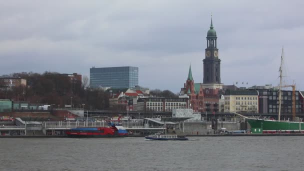 Nöjesbåt Seglar Längs Floden Elbe Nära Pauli Pirer Hamburg Tyskland — Stockvideo