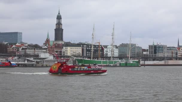 Hamburg Tyskland Mars 2017 Nöjesbåt Seglar Längs Floden Elbe Nära — Stockvideo