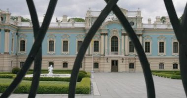 Kiev 'deki Mariinsky Sarayı' nın binası. Mariyinsky Sarayı, Ukrayna Cumhurbaşkanı 'nın Kyiv' deki resmi törensel ikametgahıdır. Saray inşaatı 1744 yılında mimar Bartolomeo Rastrelly tarafından başlatıldı ve 1752 yılında tamamlandı.. 